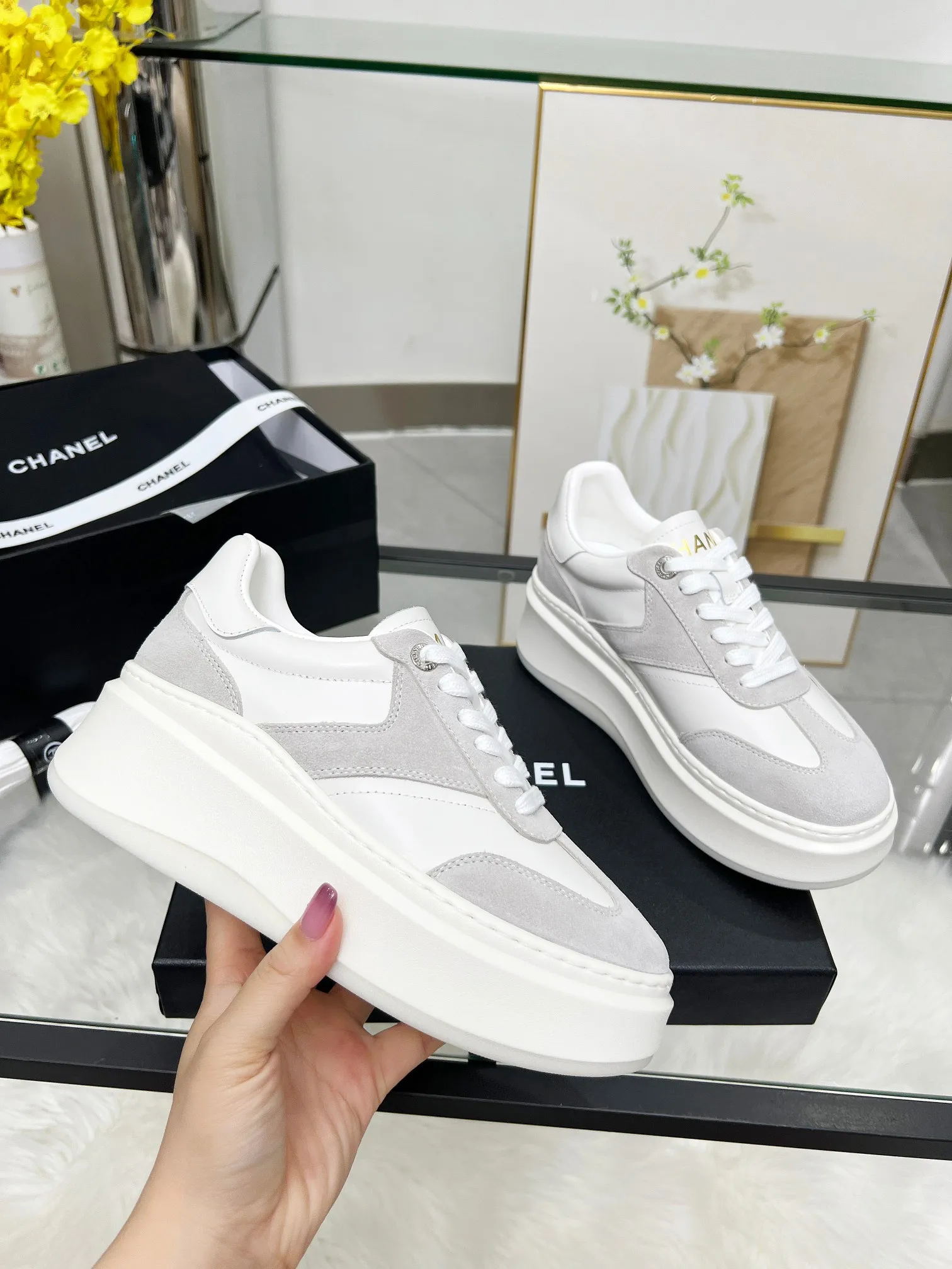 👟👟Ex-factory price 480👟👟 CHANEL 25C spring and summer new sports shoes official website is available at the same time ❤️ Counter out-of-stock kings. Major bloggers are recommending new styles on social days. This season’s new styles are simply eye-catching and look great on the feet. The casual casual sports style is refreshing and natural, interpreting Chanel’s fashionable femininity. The overall customization makes all sports models on the market at that time obsolete. This series is now available for sale! The upper is made of custom imported pebbled calf leather ➕ custom frosted calf leather. The lining is made of original one-to-one professionally customized mesh. Hardware accessories. Original full set of molds (not common in the market). Original custom molded TPU combination outsole. Height 4 cm. Women's size 35-39.